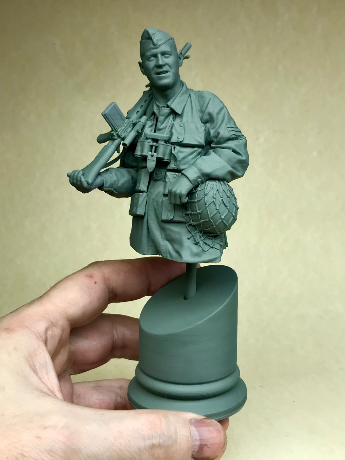 Bustos - PARACAIDISTA ALEMAN